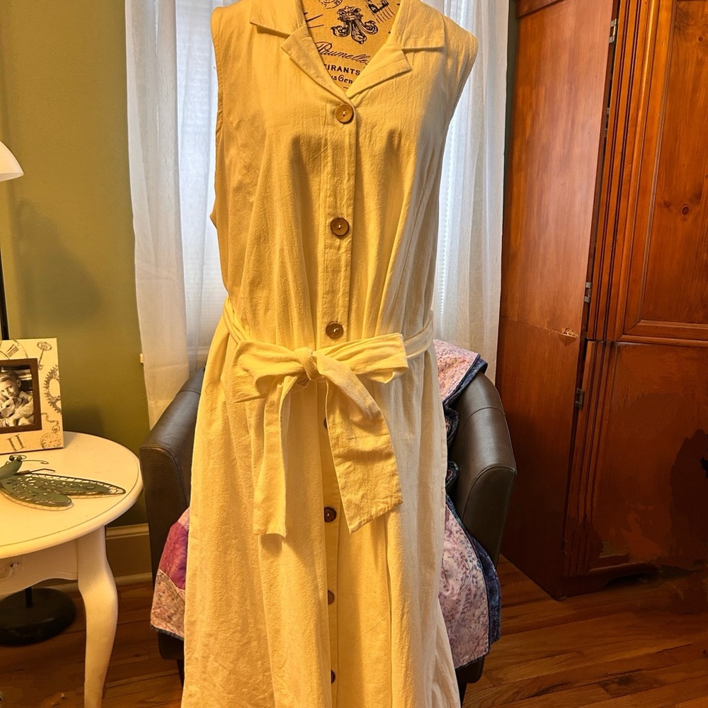 Chic Sleeveless Cream Midi Dress with Button-Down Front